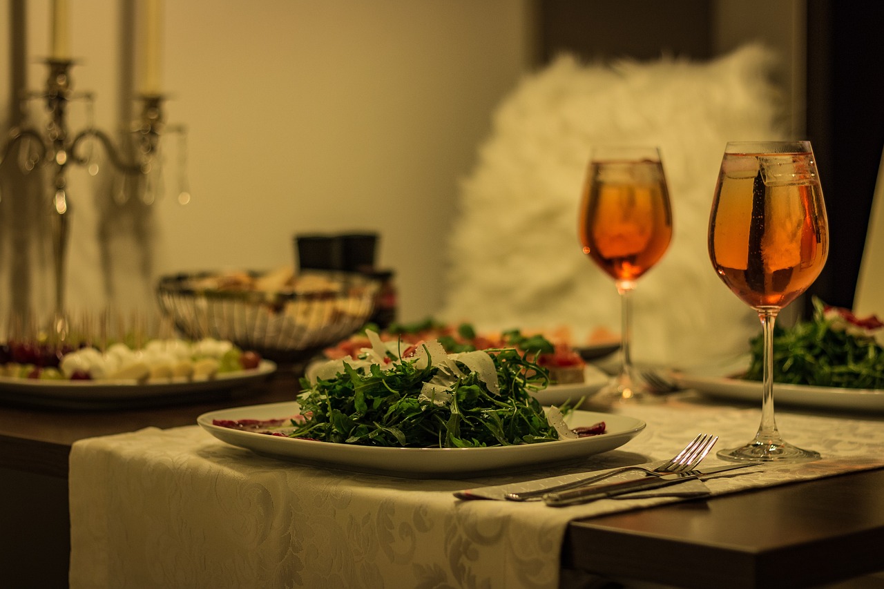 最新酒吧吻，现代夜生活中的浪漫邂逅探索